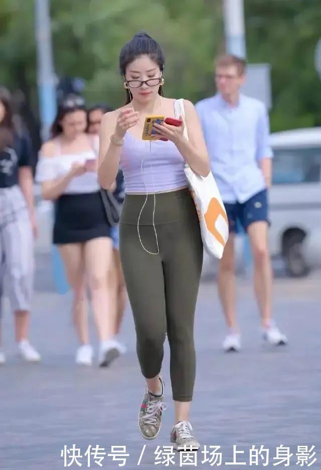 羡慕别人穿“健美裤”时髦有型,自己却不会穿这3招你掌握了吗