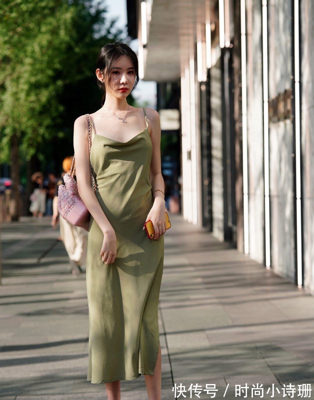 美女 裙子美女穿得太宽松了,到底是揭短,还是展现魅力?