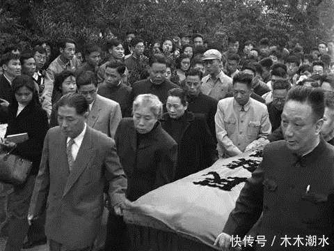黑暗|鲁迅首次到北大上课,学生们哄堂大笑,15分钟后教室里鸦雀无声