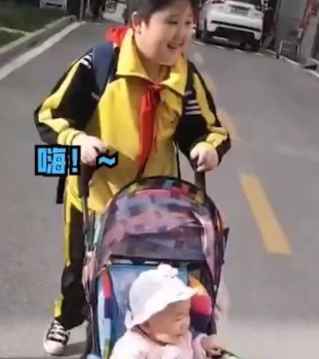 炫妹|小男孩路上“遛妹妹”,逢人就炫耀自己有妹妹,爸妈哭笑不得