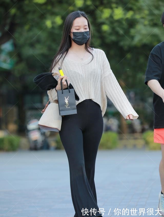 高跟鞋 知性大气纯黑色喇叭裤,搭配米色针织衫,日常休闲简约性感!