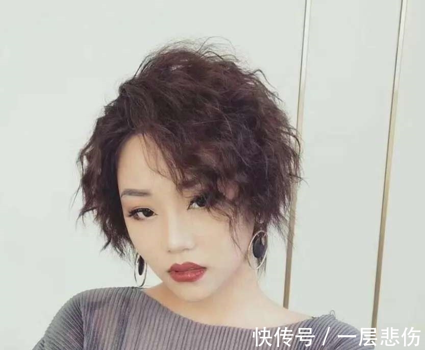 烫发 短发女生想烫发,请问冷烫好还是热烫好?为什么?