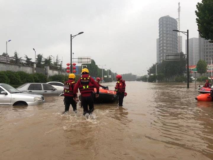 队员们|先锋救援：手机灯光照路，救出百余师生