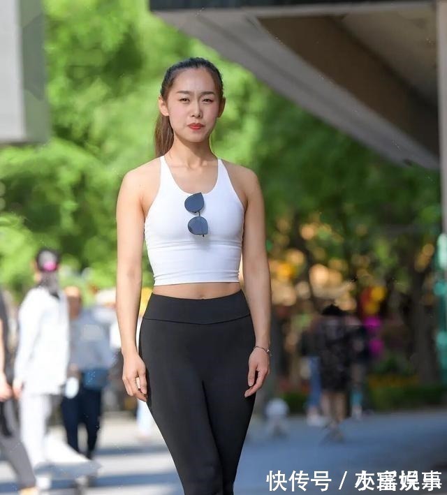 浅蓝色 穿“御姐范”的打底裤,裙子是个不错的选择,还是跳舞!