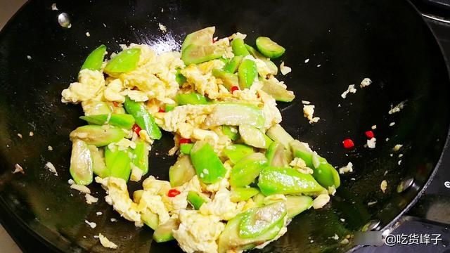 丝瓜炒鸡蛋|炒丝瓜时，最忌直接下锅炒，教你1招，丝瓜翠绿不发黑、还不出水