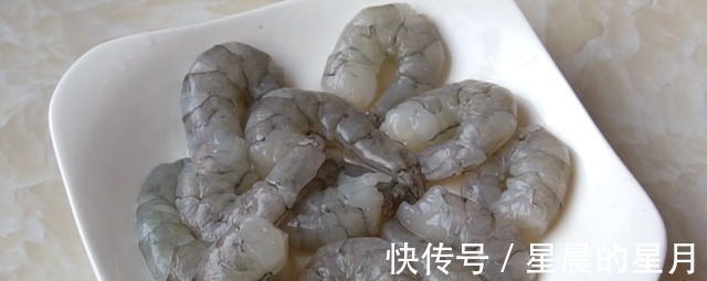 大虾别再炒着吃,加一块豆腐一次炖一锅,孩子爱吃个子长得快!