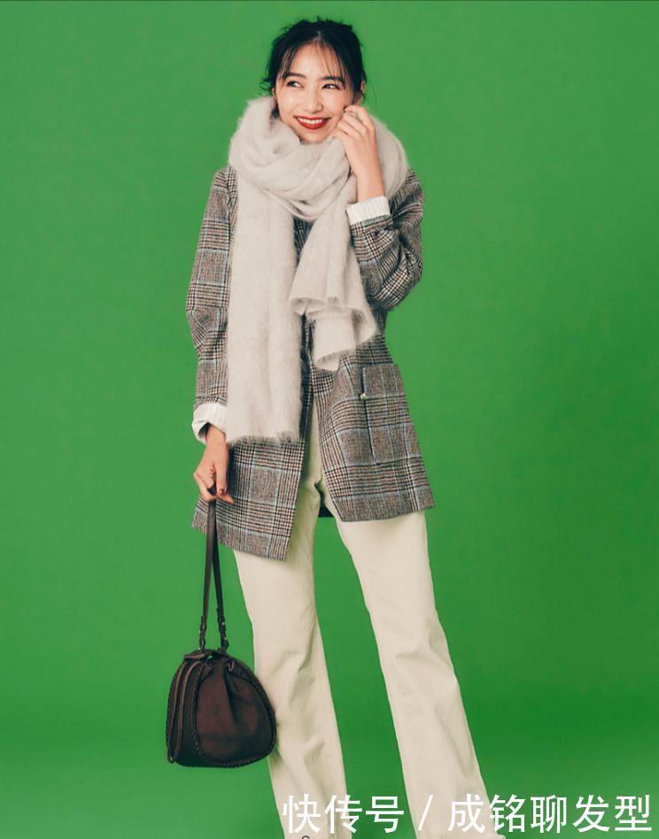 中年|中年女人更要懂搭配,三种围巾系法让穿搭更高级,美嫩保暖又洋气