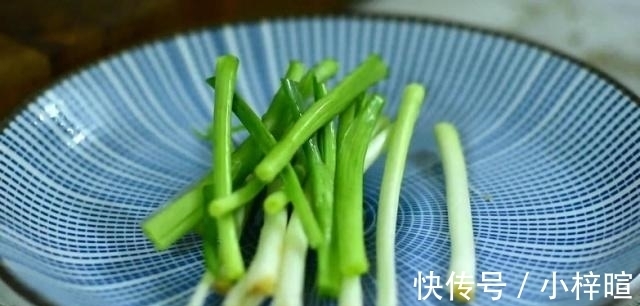 清香|葱油饼这做法火了，不揉面不烫面，清香酥脆，放上3天也不会硬