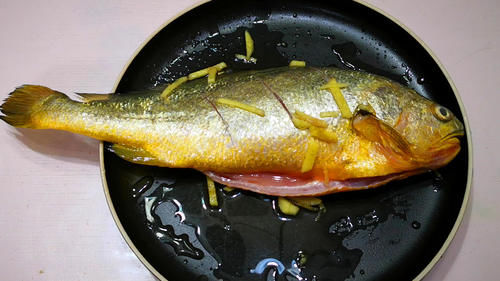 鱼肉|入秋后多吃此鱼，刺少肉嫩营养高，简单一做就特香，上桌汁都不剩