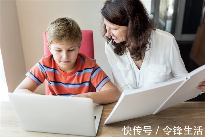 孩子|母女俩在服务区吃饭,被路人拍下传到网上,网友:为孩子未来担心