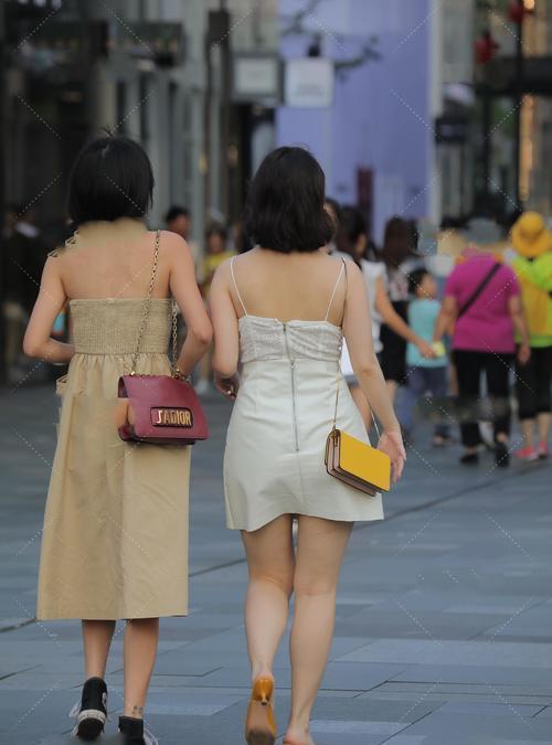 吊带裙|白色吊带连衣裙搭配黄色高跟鞋，优雅不失元气