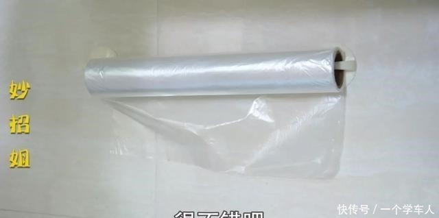 用处|垃圾桶上粘一个挂钩,竟然有这么多用处!家里人都照着做!