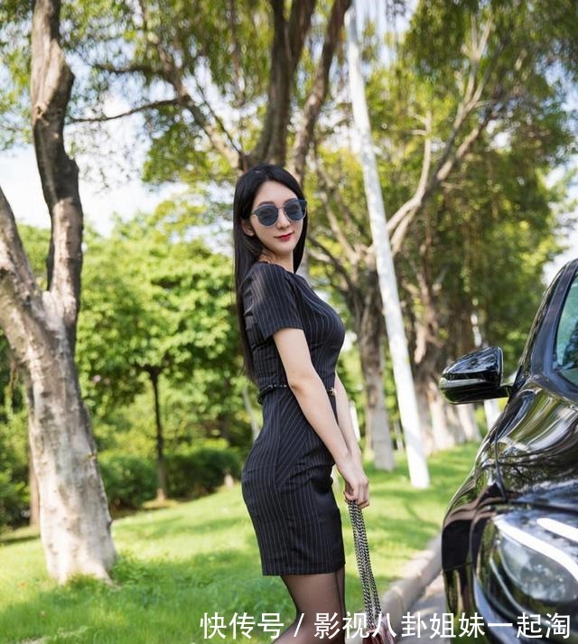 连衣裙 吸睛又时尚的竖条纹连衣裙,搭配一双黑色的高跟鞋,尽显优雅范!