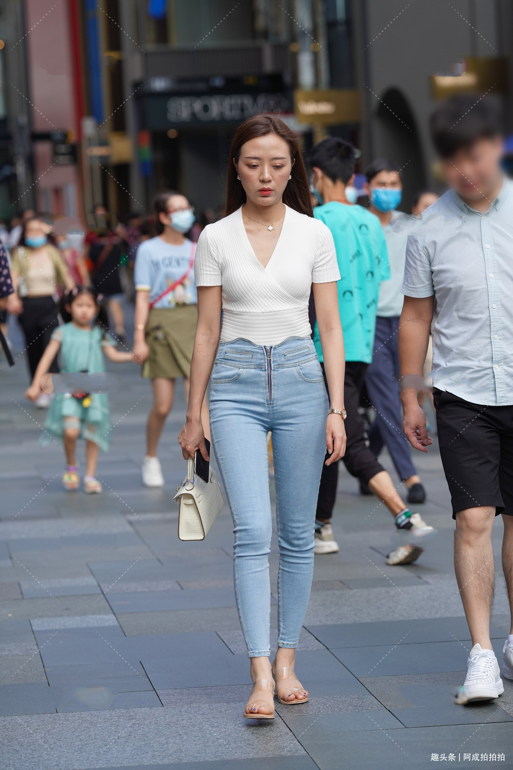 夏季想要穿得舒适又随意,方法很简单,短袖加牛仔裤就可以