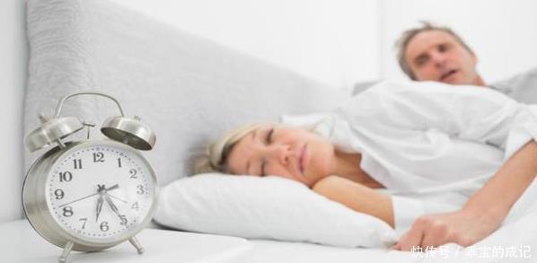 男人|睡前“风油精”涂肚脐上,第二天起床后的变化,多数男人表示受用