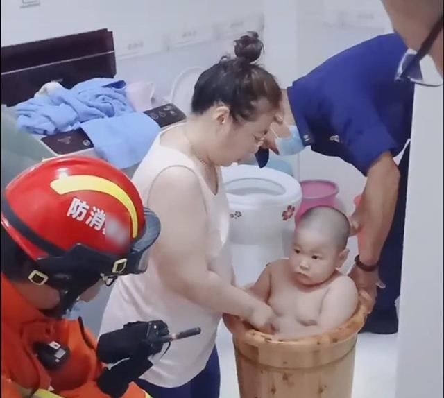 蔚蓝天空|宝宝太胖卡在了洗澡桶里,妈妈无计可施,宝宝“委屈”模样笑翻网友