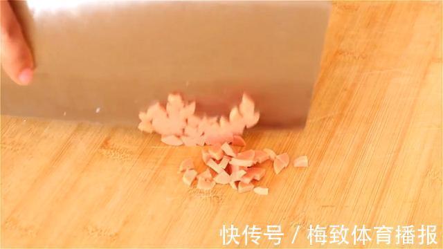 早餐|1根萝卜3个鸡蛋，用筷子搅一搅，营养丰富，五分钟搞定家人早餐