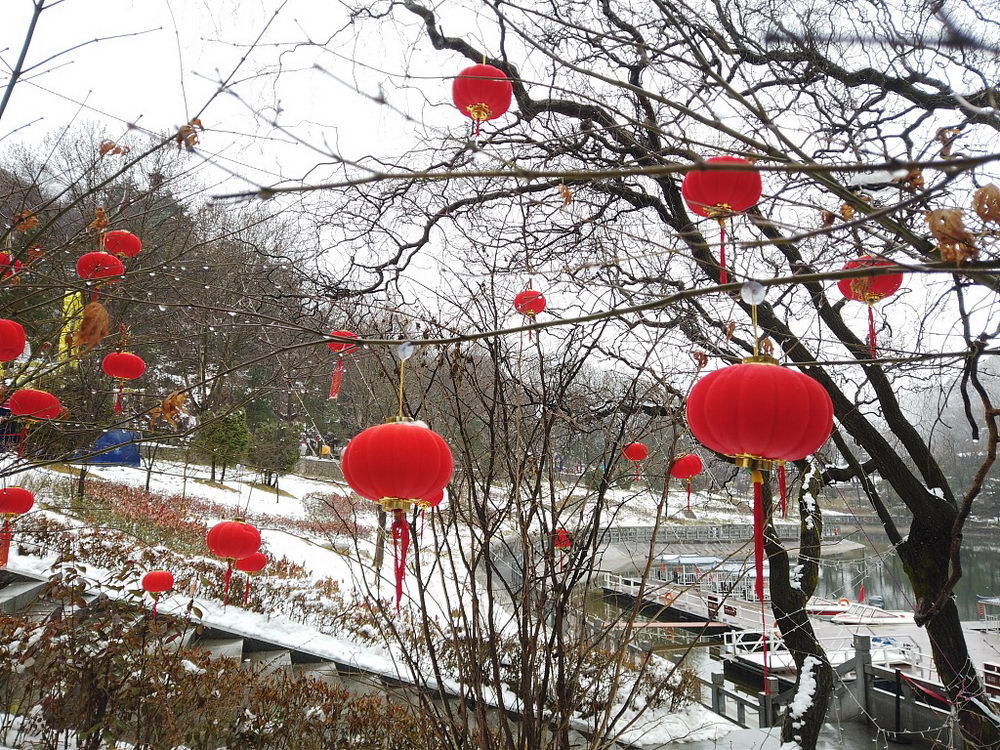 西安：雪后翠华山美景如画 吸引市民登山赏雪