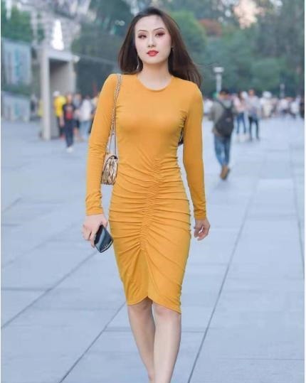 连衣裙 橘黄色长袖连衣裙搭配浅粉高跟鞋,简洁干净,优雅迷人!