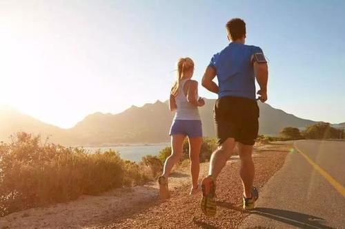 散步|早上跑步与晚上散步，哪种对我们身体更好？量力而行或是关键
