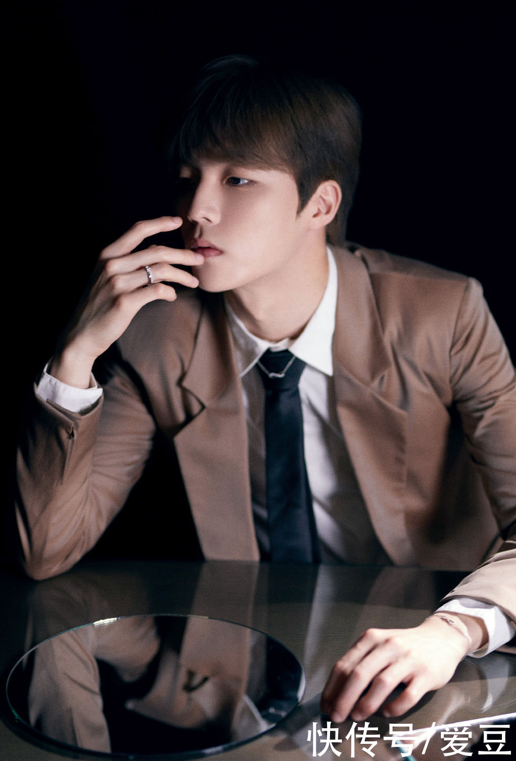 210130 陈立农亮相颁奖晚会演唱《年少无邪》四项提名中荣获“最受欢迎新人”奖项