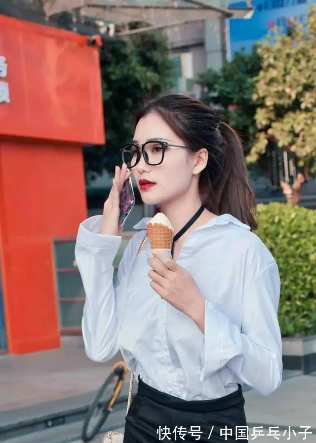 冰淇淋 穿了一款洁白的衬衣搭配黑色的裙子,边走边吃冰淇淋,神情自若!