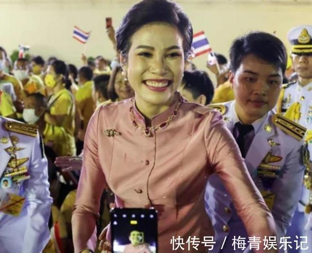 玛哈#同是签文件:苏提达跪地签,诗妮娜躲角落签,泰王却为西拉米铺纸