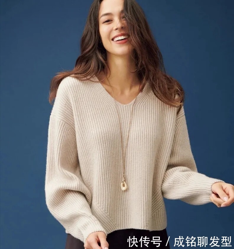 牛仔外套 女人过了四十岁远离经典款,学学这些舒适的穿搭,时尚减龄又高级