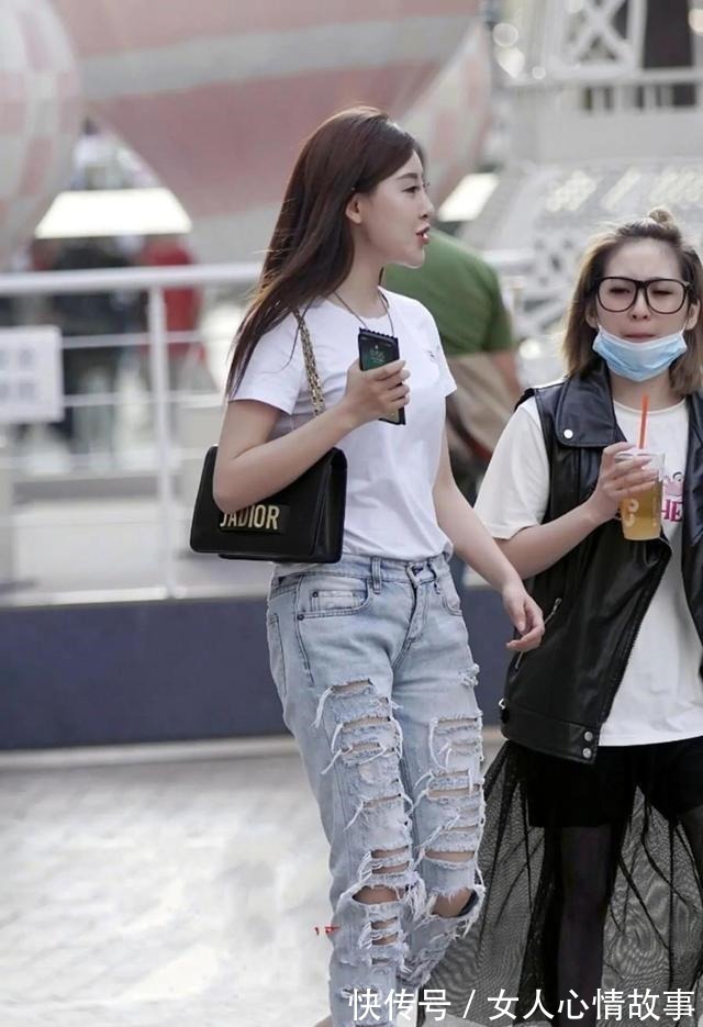 t恤 白色t恤+另类断腿牛仔裤,高挑瘦瘦瘦,充满个性!