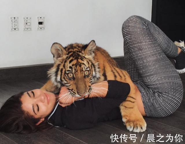 ventur西班牙“狂野派美女”Ventura,最喜爱撸铁健身,常与猛兽相伴!