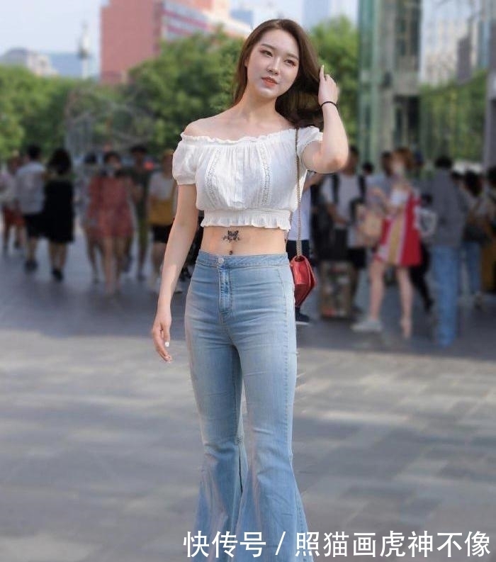 牛仔裤当裙子穿,仗着有双大长腿,裤腿成了“吸尘器”