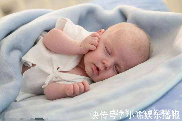 关键期|新生儿睡觉时,这三种睡姿尽量少用,有可能会毁了孩子的颜值