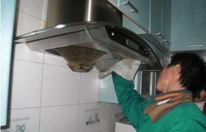 油烟机脏了万万不要拆下来清洗,这样做更省时省力,洗完干净如新