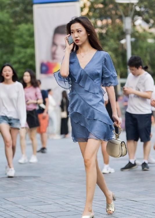 美女|美女是不是都想好了,这荷叶裙再胖20斤也能穿