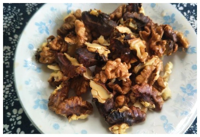 核桃好吃难去壳，试试放锅蒸一蒸，核桃皮容易去，核桃完整不易碎