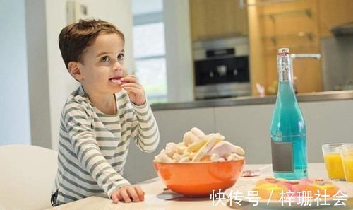 坏习惯|宝宝幼儿园遭人嫌弃,竟是因为口臭问题,取出这样东西后妈妈吐了