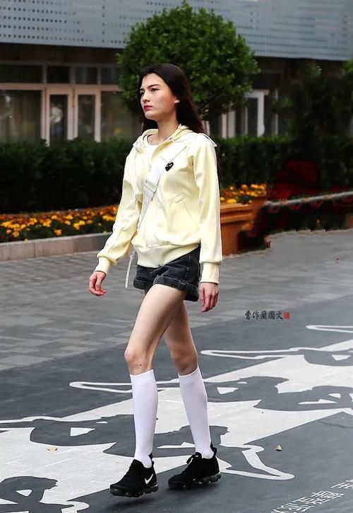 街拍:清新亮眼的白丝袜美女