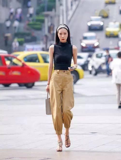 小姐姐脚上一双一字带的高跟凉鞋，让她看上去更加的充满着魅力