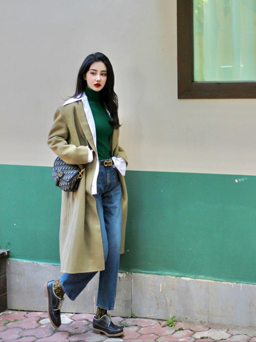 子女生 冬天毛衣怎样搭配出时尚感!紫色毛衣搭配皮裙,高级又不失个性!