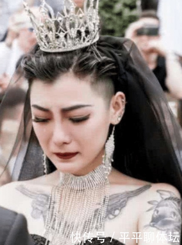 曾经穿黑婚纱的“叛逆新娘”，如今已洗掉纹身，当上了贤妻良母