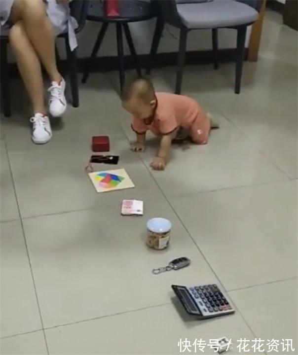 抓取|1岁宝宝抓周,奶奶放了这东西,宝宝的举动让全家人笑容都凝固了