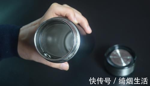 保温杯脏了不好洗？教你用一秘招，洗完就和新买的一样干净，很实用