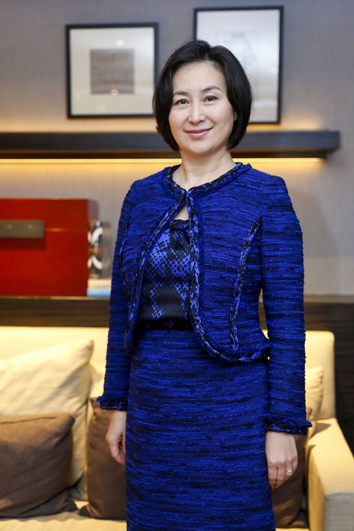 何超琼衣服品味真好!穿一件皮草披肩搭配连衣裙,秒变“贵妇”