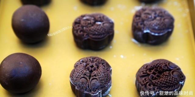 喜欢巧克力和椰蓉的试试这月饼,太香了!其它月饼一比都是浮云了