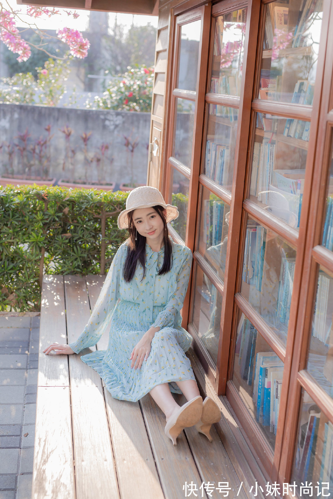 简约|小姐姐的碎花裙十分的优雅清新,简约大气中也有女性的柔美