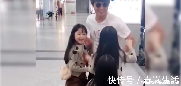 女儿|三个女儿来接机，爸爸瞬间成为“焦点人物”网友女儿都好漂亮