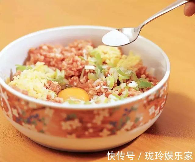 你做的饺子馅又干又柴避开2个误区,饺子立刻好吃到爆