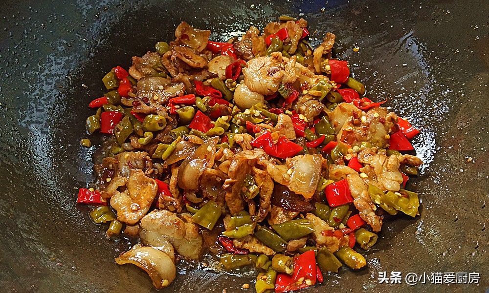 1把酸辣椒加上猪肉简单一炒,味道酸香爽辣,开胃下饭特别好吃