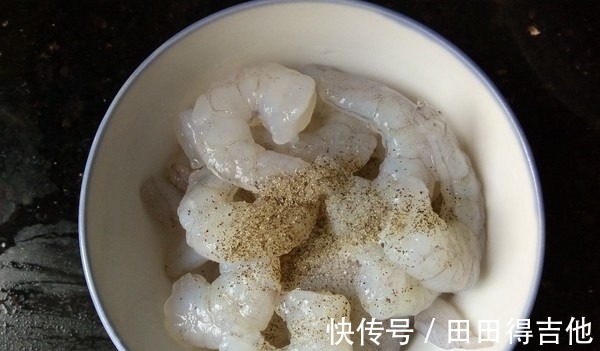 制作简单快炒，虾仁鲜滑爽脆，草菇又鲜又嫩，荤素搭配，营养丰富！