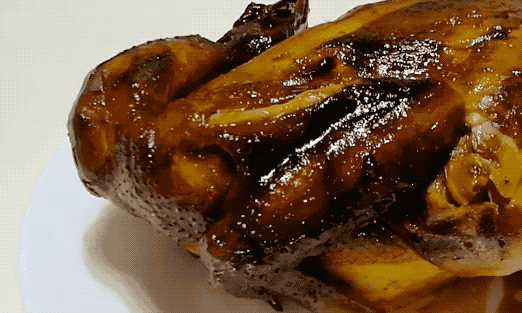 把鸡直接放电饭锅里,不加一点水,撕开鸡肉,我居然留口水了